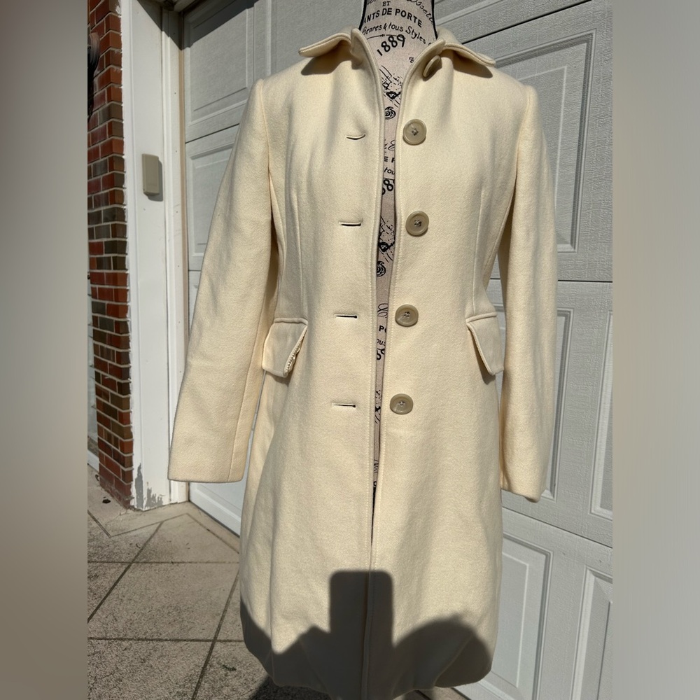 Banana Republic Cream Trench Coat - Picture 3 of 9